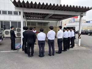 JAF外で話を聞いている様子line-87291-1775458676